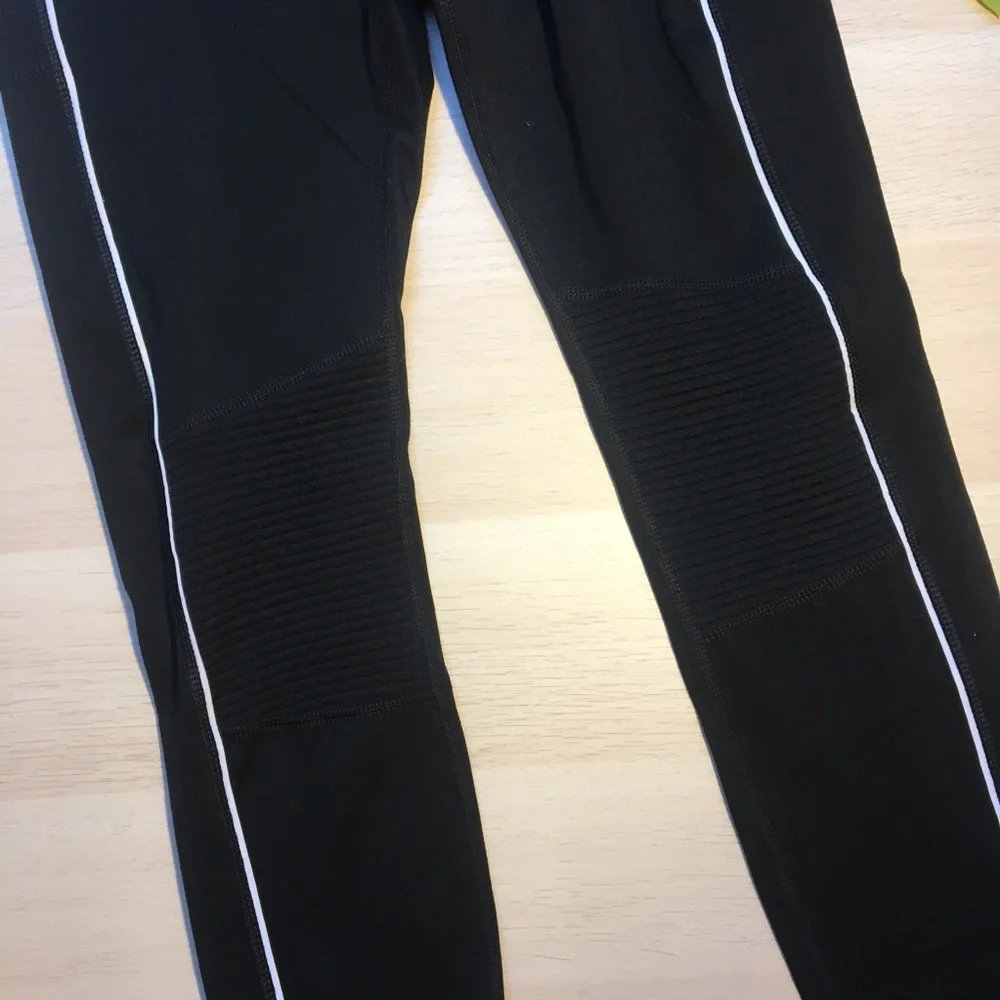 👀 4/$10 Avia Black athletic leggings with white stripe & side pockets - Picture 2 of 5